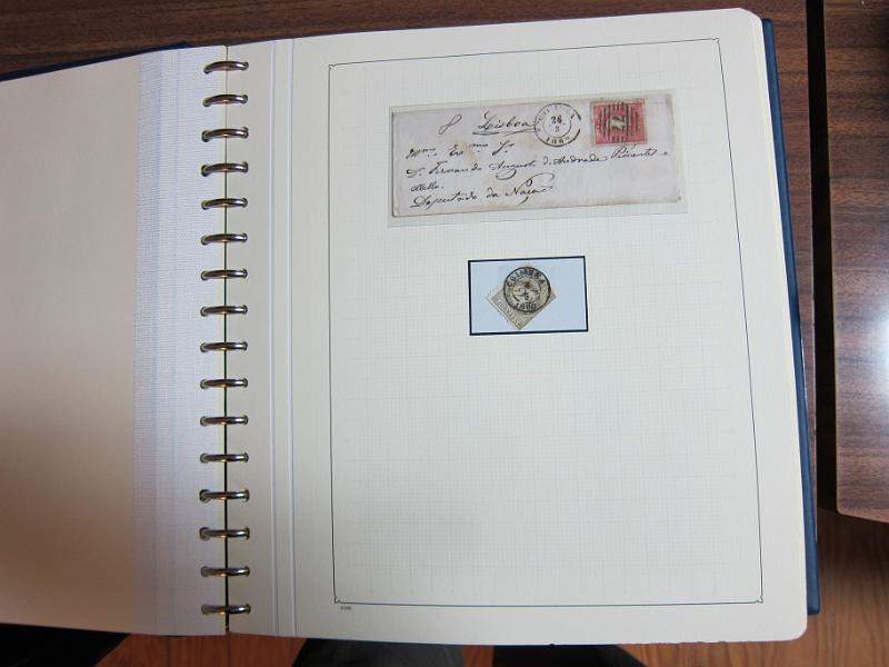0019 (70).JPG -     Lote:    19      Marcofilia      Lotes Especiais       Descrição:         Portugal. Colecção especializada de carimbos de duplo círculo, tipo 1852, montada em 4 álbuns Lindner, com selos de diversas emissões e cartas, com estudo minucioso de cada marca. Lote a ver.         Lote       Valor Base:     &euro; 2.500,00     Valor Venda:     Retirado     